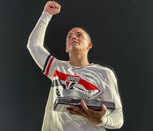 jovem atacante Lucca, de 17 anos, que marcou o gol de empate em sua estreia