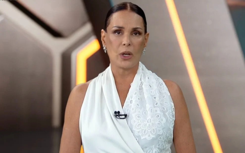 Carolina Ferraz Sai da Record: A Nova Era Após Seis Anos no Domingo Espetacular!