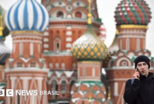 Por que a Rússia tentou bloquear WhatsApp e outros apps?