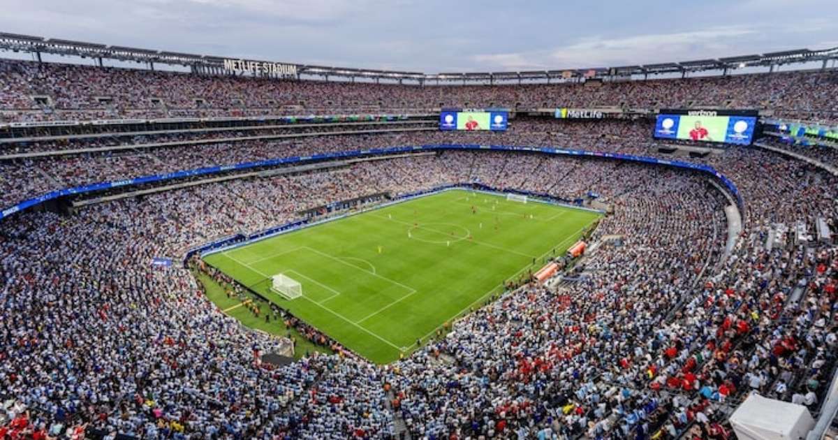 Estádio Copa Brasil: Troca gramado sintético por natural